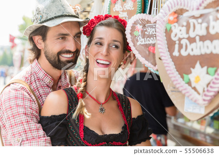 Couple buying gingerbread hearts of Bavarian fair 55506638