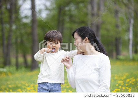 Parent and child to brush teeth Parent and child to brush teeth 55506838