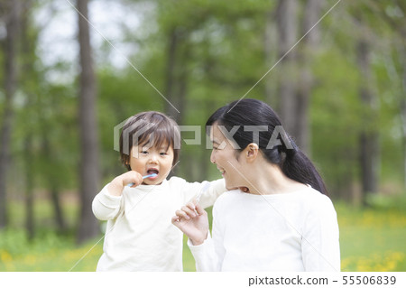 Parent and child to brush teeth Parent and child to brush teeth 55506839