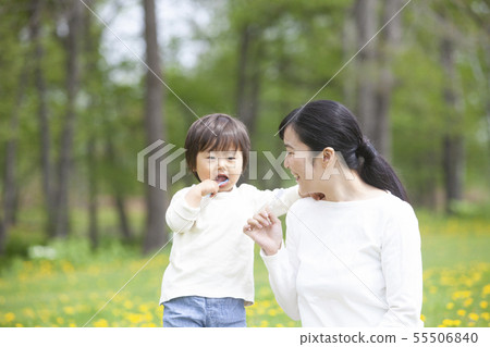 Parent and child to brush teeth Parent and child to brush teeth 55506840