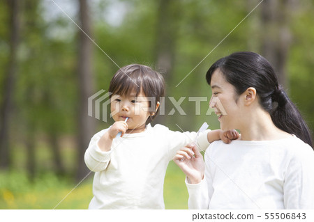 Parent and child to brush teeth 55506843