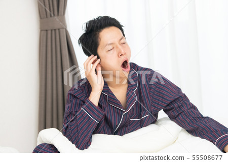 打呵欠的日本男人失眠醒來醒來睡衣 55508677