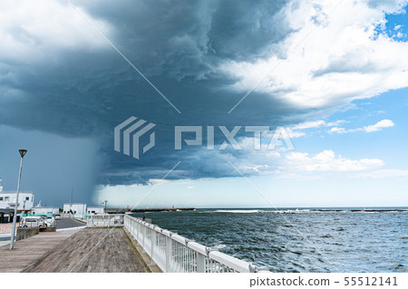 Guerilla heavy rain that occurred on the seashore Natural disaster Guerilla heavy rain that occurred on the seashore Natural disaster 55512141