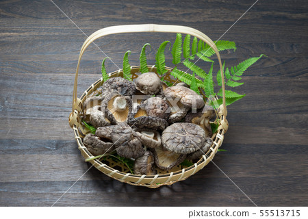 Dried shiitake mushrooms  55513715