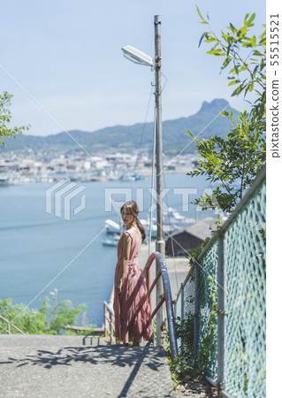 婦女在樓梯上 55515521