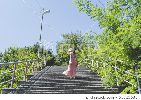 Women in the stairs Women in the stairs 55515535