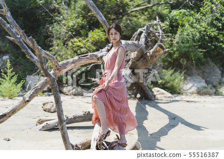 放鬆在海的婦女 放鬆在海的婦女 55516387
