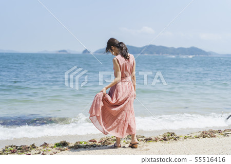 放鬆在海的婦女 55516416