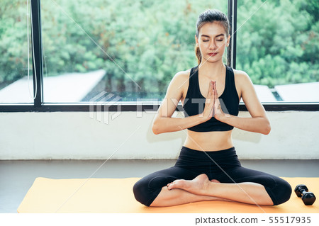 Asian woman exercising in the gym, Young woman 55517935