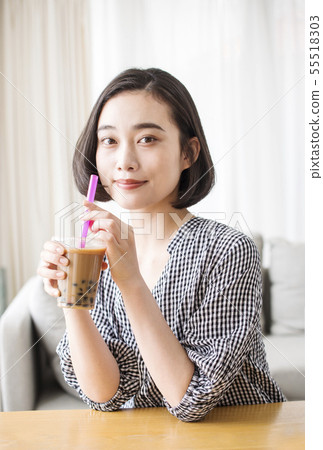 女人喝木薯粉飲料圖像素材 55518303