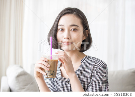女人喝木薯粉飲料圖像素材 55518308