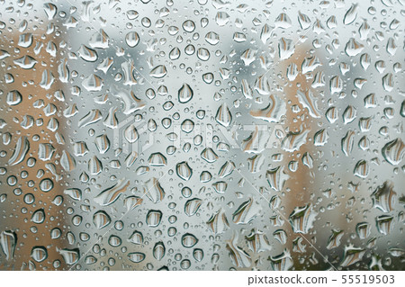 在雨天的窗戶上的水滴模式 55519503