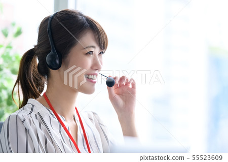Operator casual woman 55523609