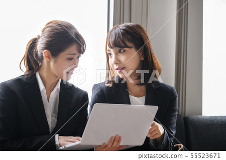 辦公室女人個人電腦會議 55523671