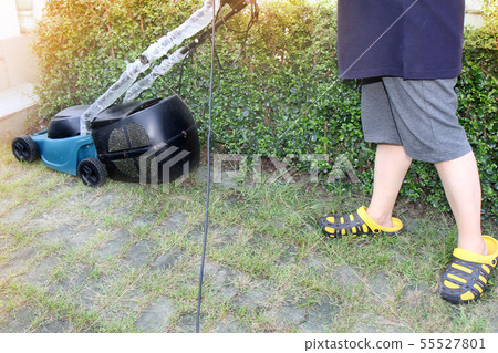 Use hands to push mower to cut the grass 55527801