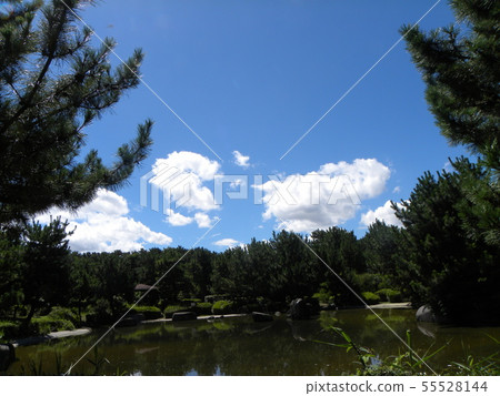 藍天和雨季的白色雲彩 55528144