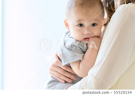 抱著一個孩子的女人 抱著一個孩子的女人 55529154
