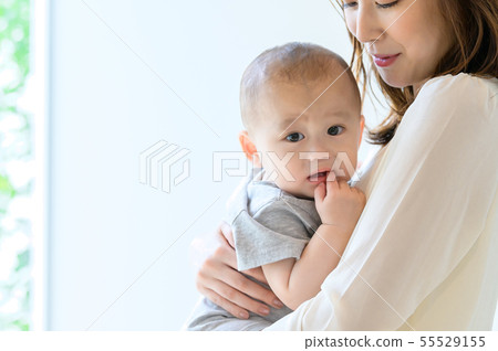 抱著一個孩子的女人 抱著一個孩子的女人 55529155