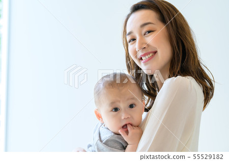 抱著一個孩子的女人 55529182