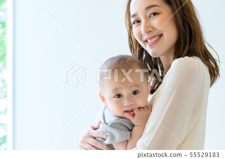 抱著一個孩子的女人 抱著一個孩子的女人 55529183