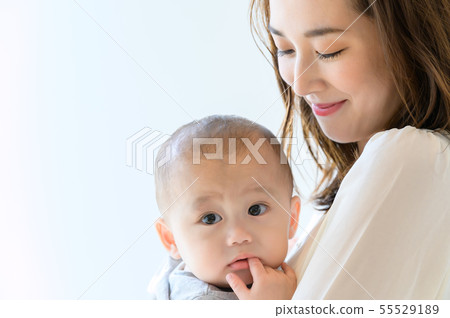 抱著一個孩子的女人 抱著一個孩子的女人 55529189