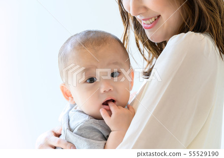 抱著一個孩子的女人 抱著一個孩子的女人 55529190