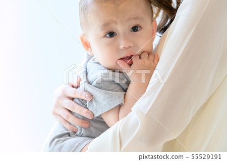 抱著一個孩子的女人 抱著一個孩子的女人 55529191