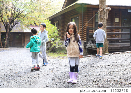 孩子們享受營地 孩子們享受營地 55532758