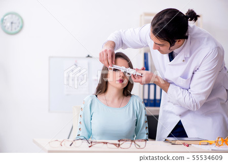 Young woman visiting male doctor oculist 55534609