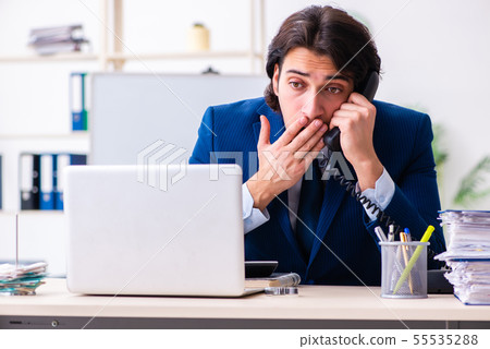 Young businessman sitting and working in the office 55535288