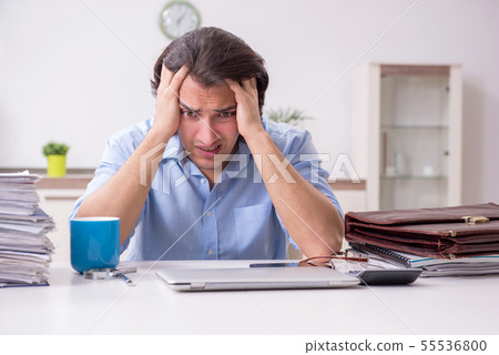 Young male employee working at home 55536800