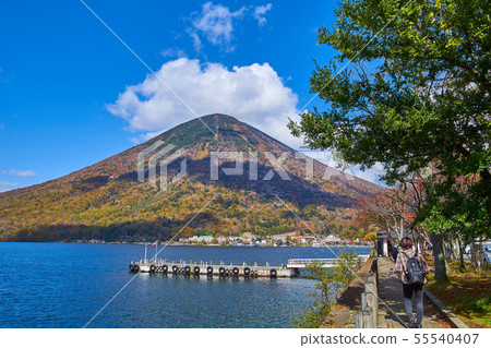 秋天的日光中禪寺湖看山。 秋天的日光中禪寺湖看山。 55540407