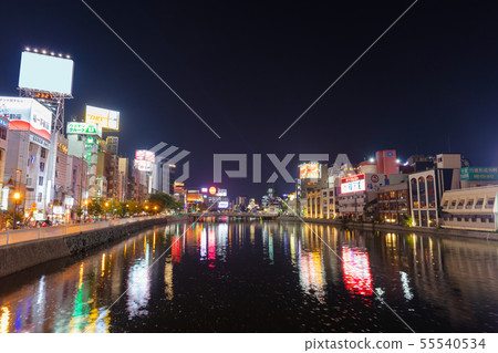 Nakasu,Neon娛樂區反映在Nakagawa和福岡縣福岡市博多區Nakasu(燈籠和招牌)娛樂區中洲的風景 Nakasu,Neon娛樂區反映在Nakagawa和福岡縣福岡市博多區Nakasu(燈籠和招牌)娛樂區中洲的風景 55540534