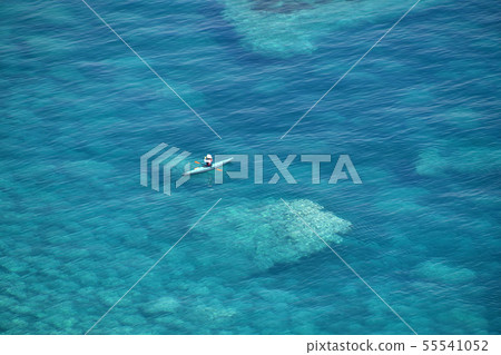 拍攝夏日風景，在北海道的卡米海角，獨木舟穿過積丹藍色的大海 55541052