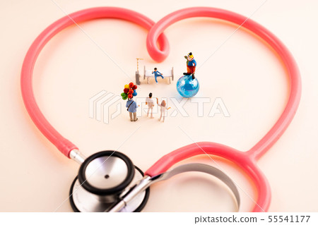 A hospital crown that draws laughter from a boy in hospital 55541177