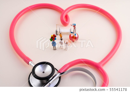 一個醫院的王冠，吸引了一個在醫院打架的女孩的笑聲 55541178