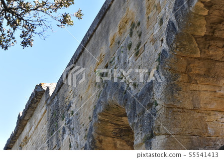 加爾橋的石渡槽和藍天 55541413