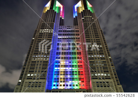 東京都政府辦公室用奧運會的顏色照亮 55542628