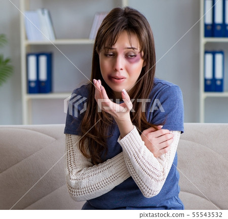 Psychologist counselling woman beaten by husband 55543532