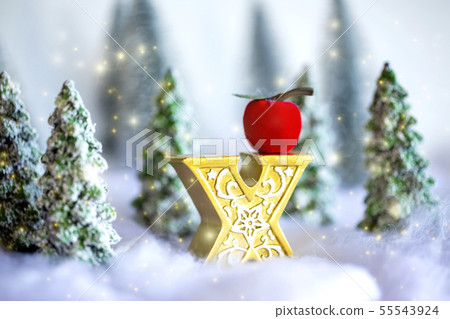 冬天森林和雪和綠色和金子X和紅色蘋果 55543924