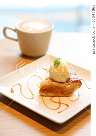 Apple pie with ice cream 55545965