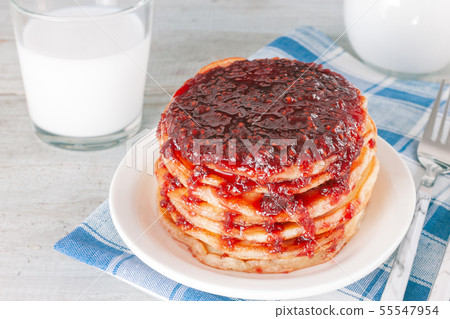 Pancakes  raspberries jam  55547954