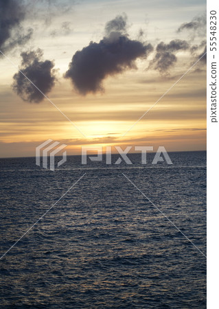 北谷日落海灘(沖繩)的日落 北谷日落海灘(沖繩)的日落 55548230