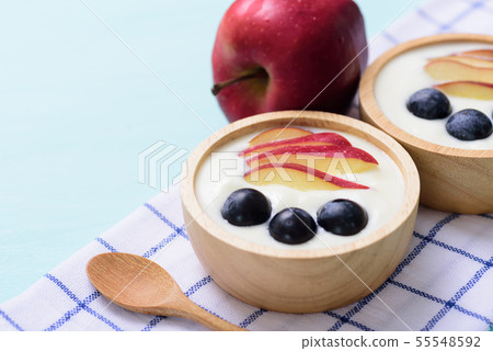 Yoghurt with apple and grape 55548592
