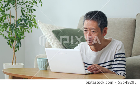 使用電腦的男人 使用電腦的男人 55549293