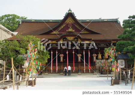 Men and women worshiping at the shrine of Kitano Tenmangu in Kyoto 55549504