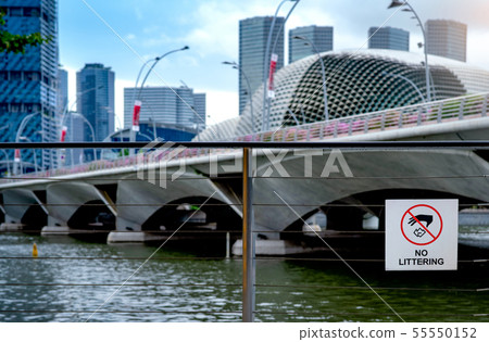 No littering sign on wire fence beside the river 55550152