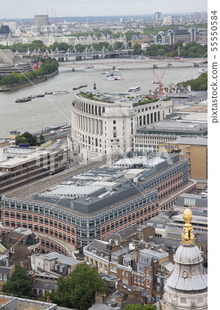 從聖保羅大教堂看到的千年橋 從聖保羅大教堂看到的千年橋 55550584