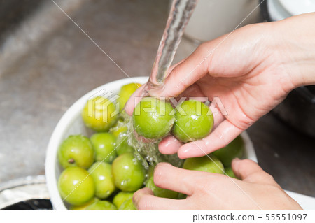 Plum washing with water 55551097