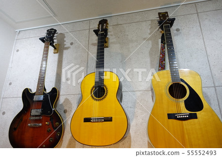 一把吉他掛在牆上 一把吉他掛在牆上 55552493